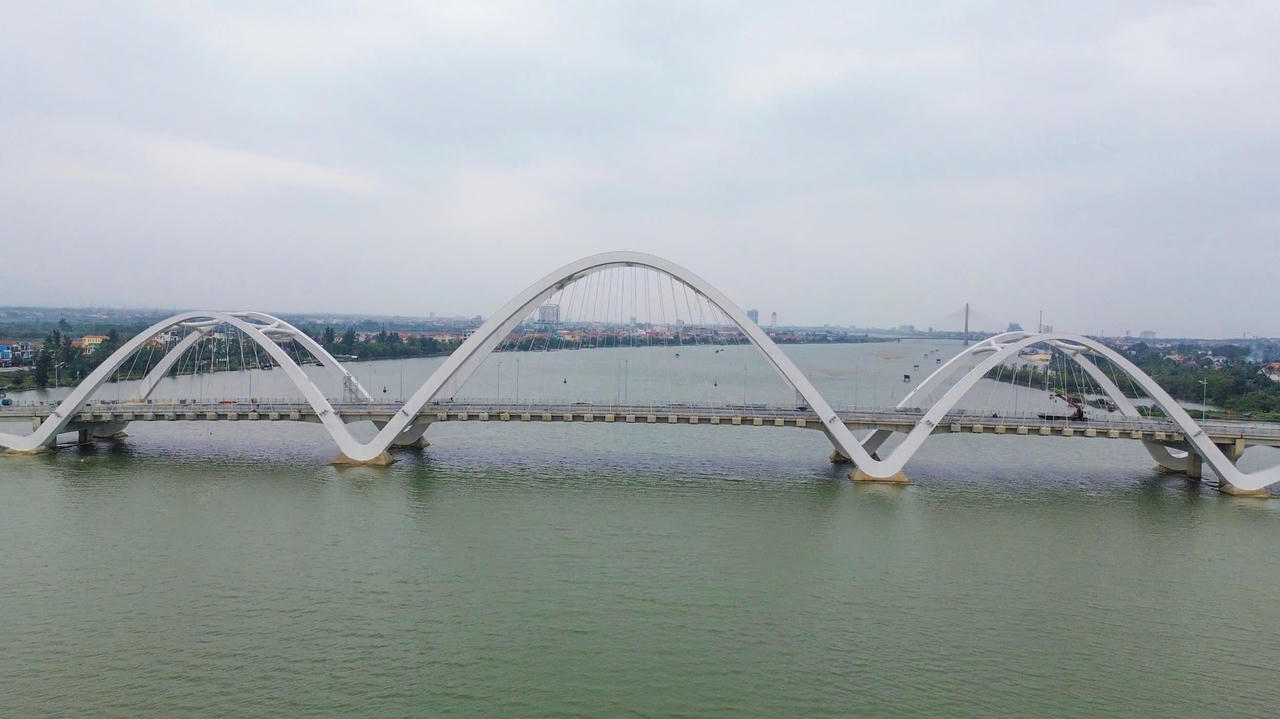 Cầu Nhật Lệ 3 đã cơ bản hoàn thiện, tuy nhiên việc thông xe còn phụ thuộc vào tiến độ giải phóng mặt bằng các tuyến đường dẫn phía Bắc.