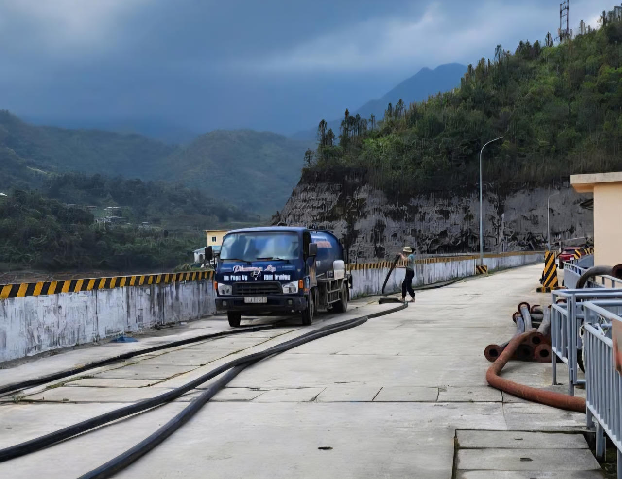 Máy móc, thiết bị được huy động để dọn dẹp vệ sinh&nbsp;