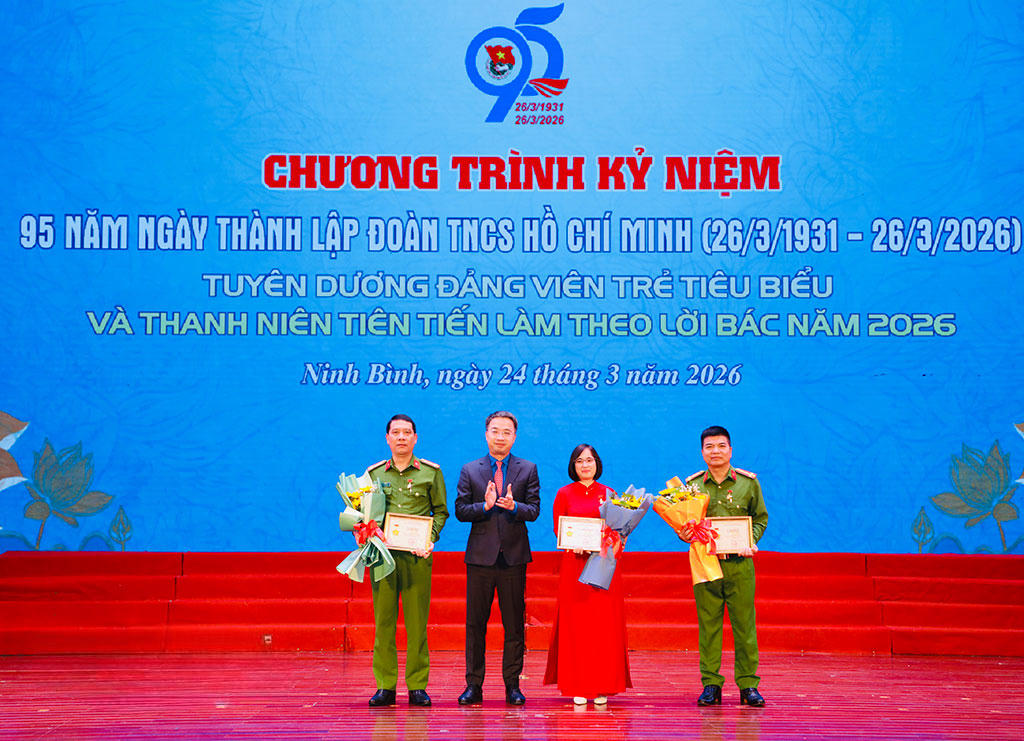 Ông Nguyễn Tường Lâm - Bí thư Trung ương Đoàn, Chủ tịch Hội Liên hiệp Thanh niên Việt Nam trao tặng Kỷ niệm chương “Vì thế hệ trẻ” cho các cá nhân có nhiều đóng góp trong sự nghiệp giáo dục, đào tạo, bồi dưỡng thế hệ trẻ (Ảnh: Văn Huỳnh)