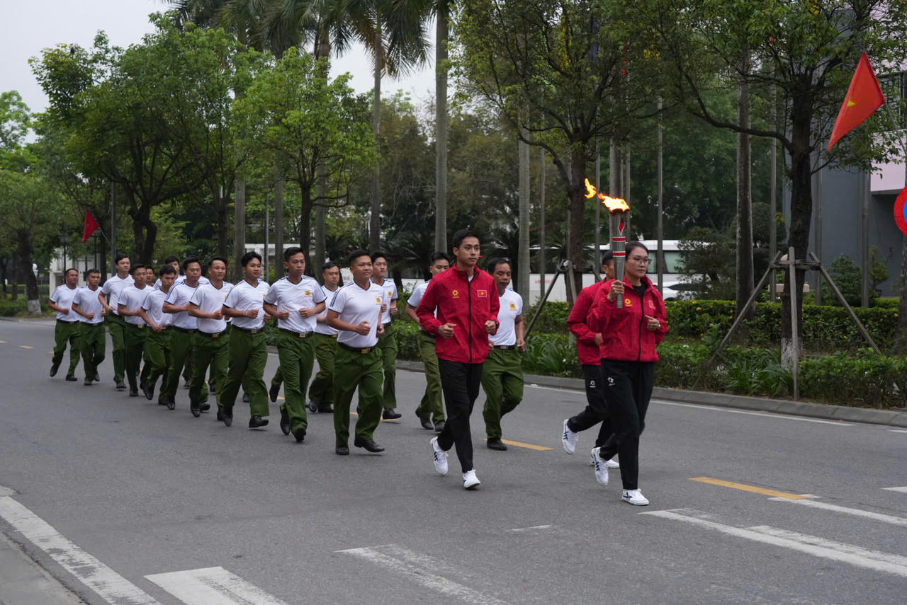 Công an thành phố Huế thực hiện nghi thức rước đuốc.