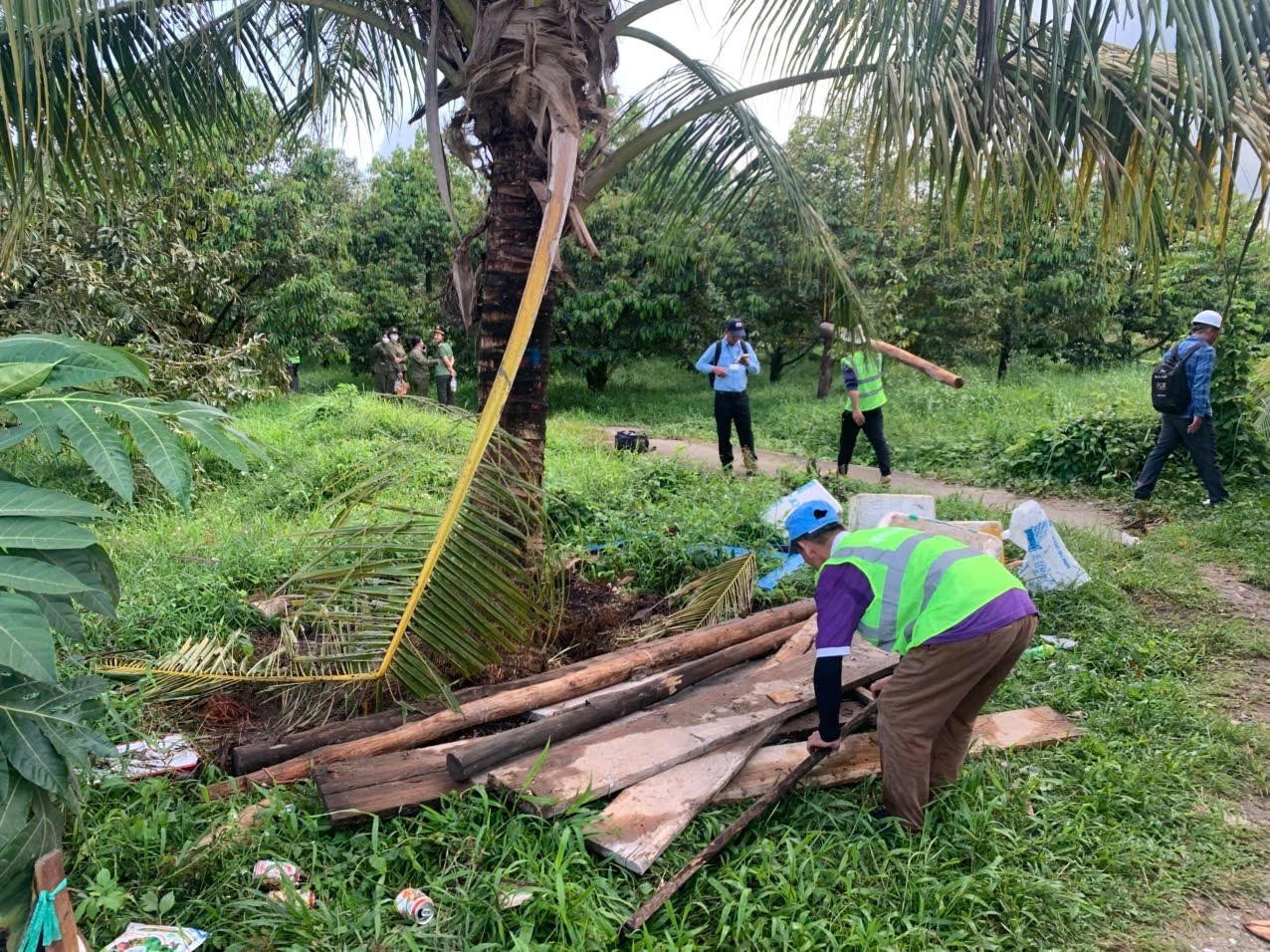 Việc cưỡng chế cá nhân chiếm dụng đất công nhằm đảm bảo quỹ đất cho các dự án hạ tầng trọng điểm.