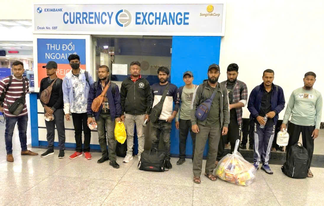 Các công dân Bangladesh bị trục xuất về nước (ảnh: CATN)