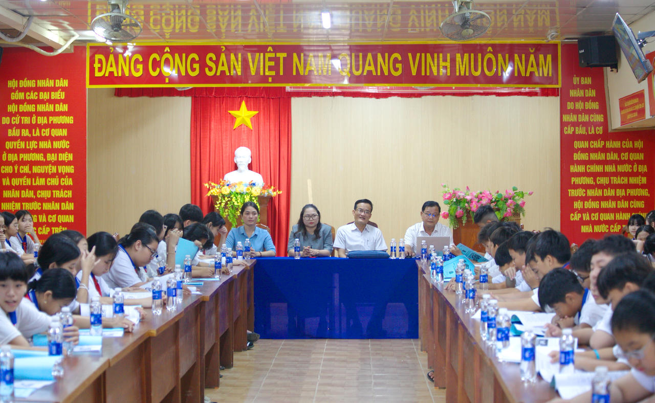 Đại biểu, Ban Giám hiệu và học sinh Trường THCS Sông Đốc tham dự Hội nghị tuyên truyền.