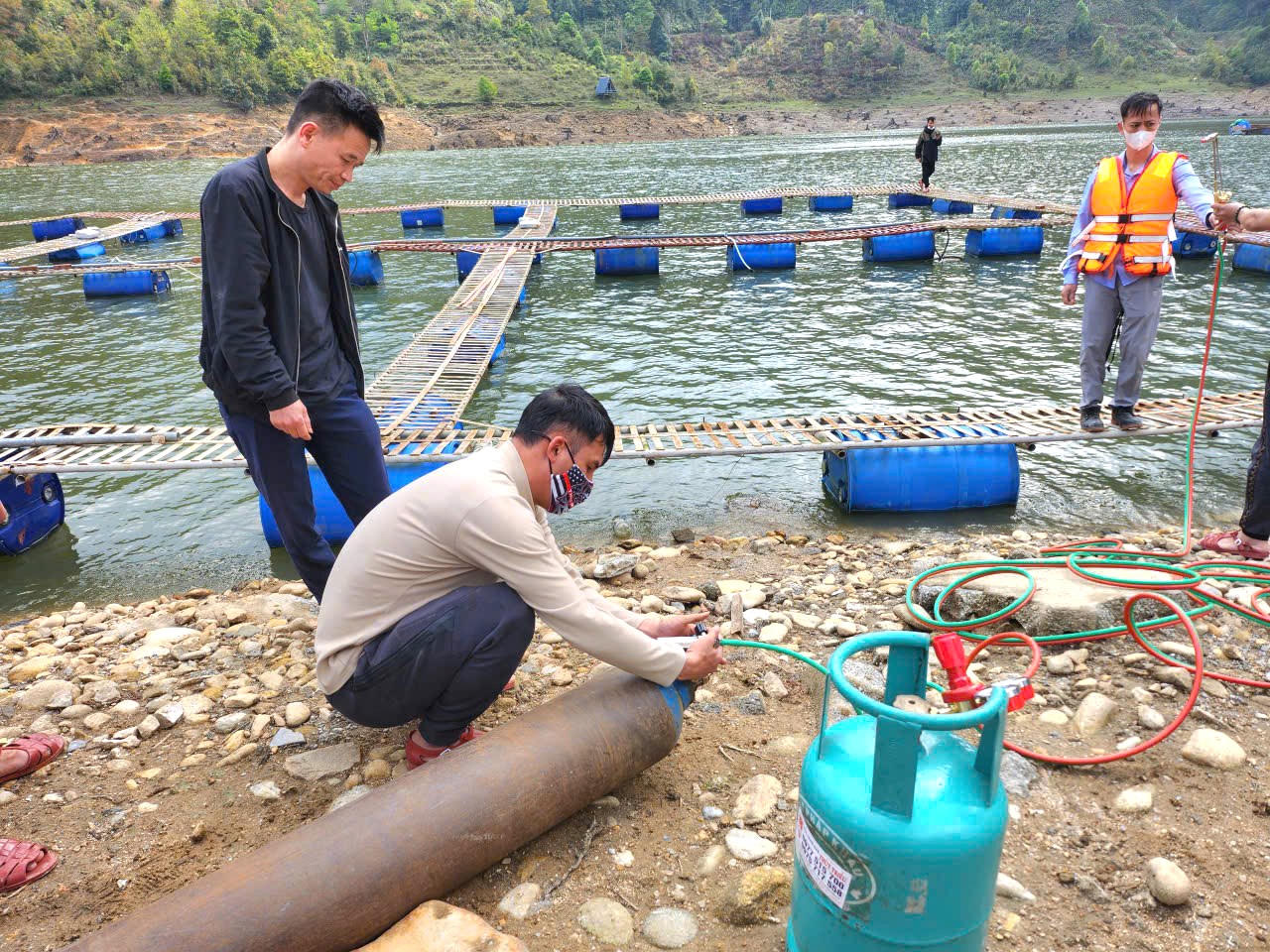 Lực lượng chức năng túc trực, hướng dẫn người dân thực hiện đúng quy trình, đồng thời hỗ trợ thu gom, vận chuyển các vật liệu sau tháo dỡ để tránh phát sinh rác thải xuống lòng hồ.