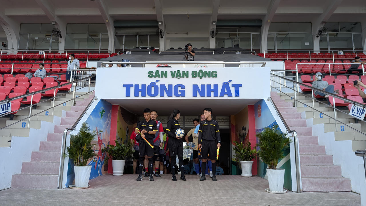 Một phần cửa vào của sân vận động Thống Nhất.