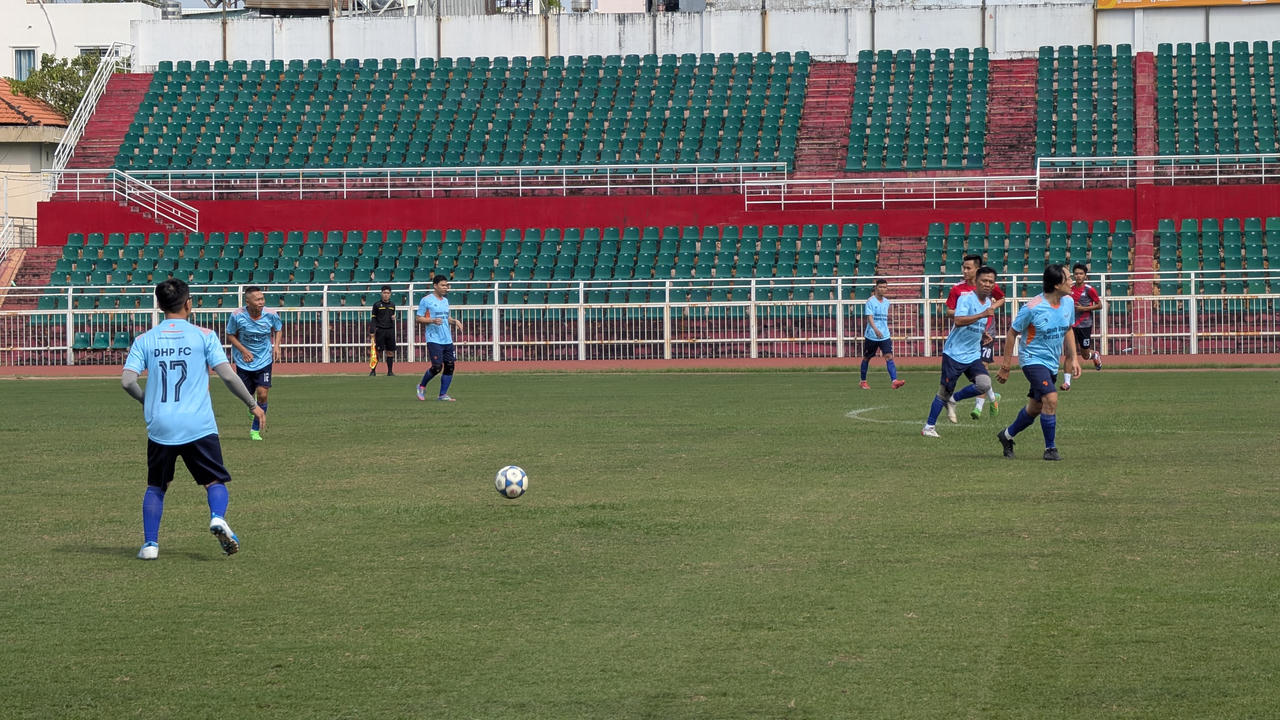 Nhiều đội bóng phong trào trải nghiệm sân vận động Thống Nhất khi không có những giải đấu đỉnh cao.