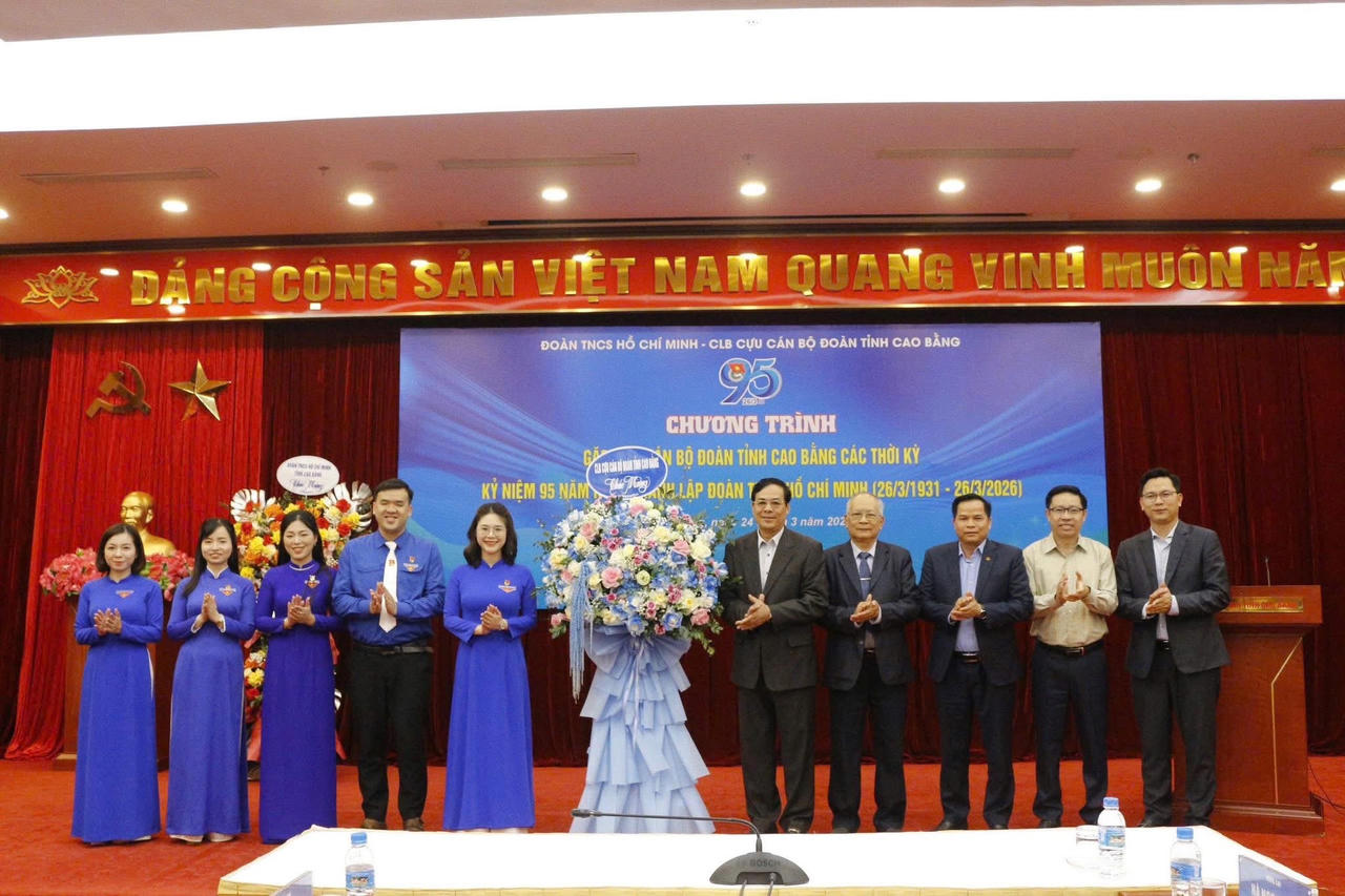 Các thế hệ cán bộ Đoàn qua các thời kỳ tặng hoa chúc mừng. (Ảnh: PV)