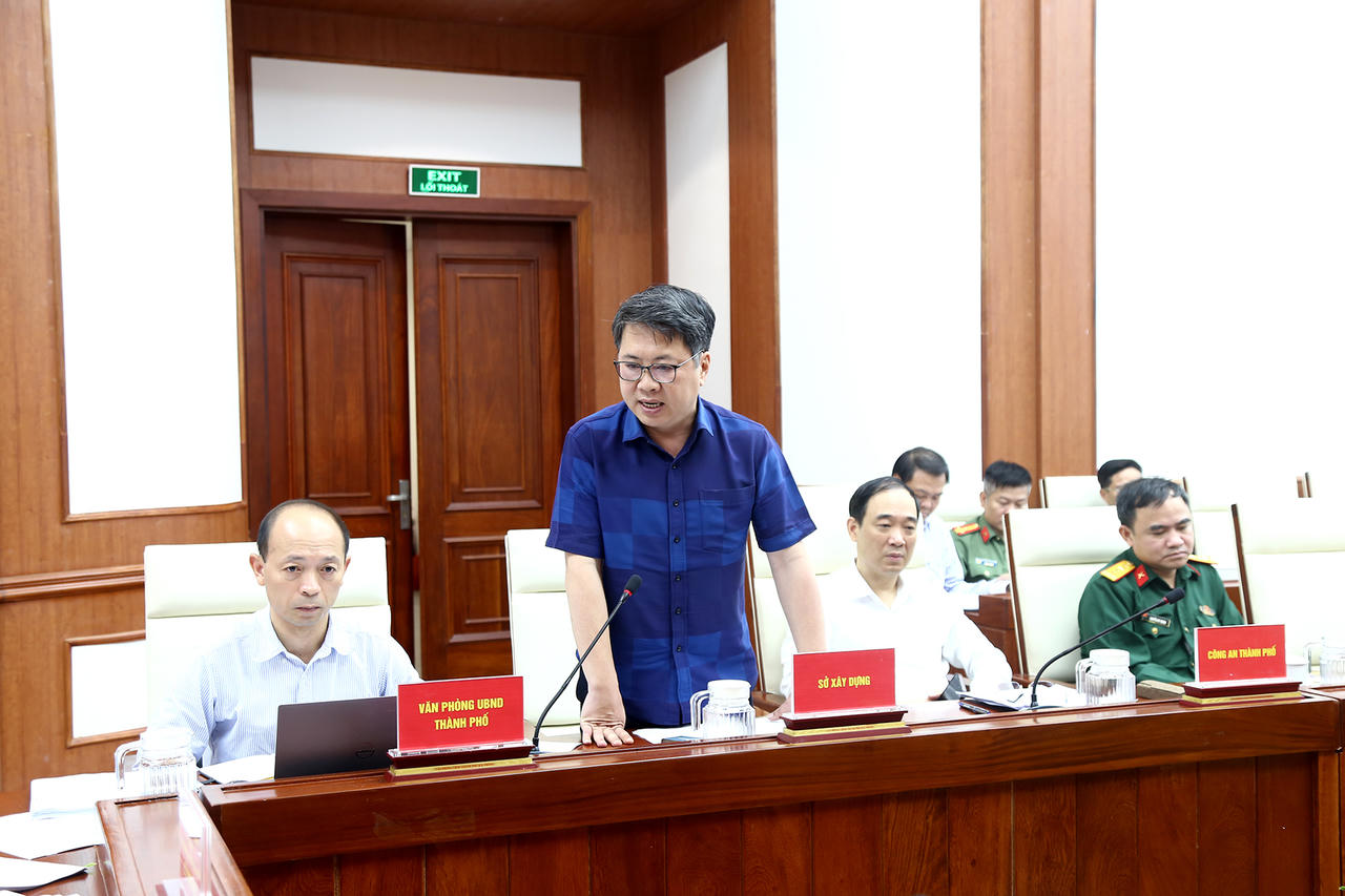 Lãnh đạo Sở Xây dựng phát biểu tại cuộc họp.