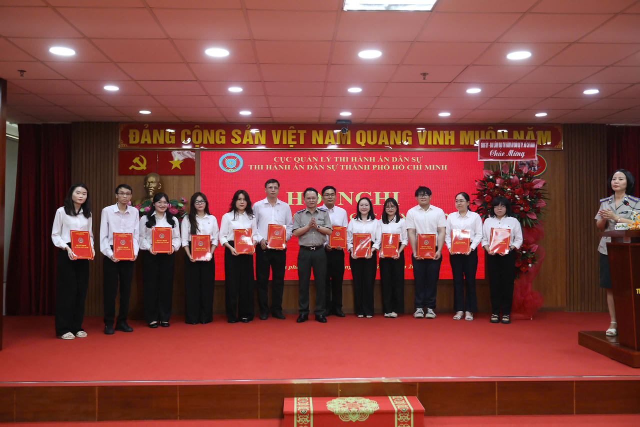 Thi hành án dân sự TP HCM công bố và trao các quyết định về công tác cán bộ