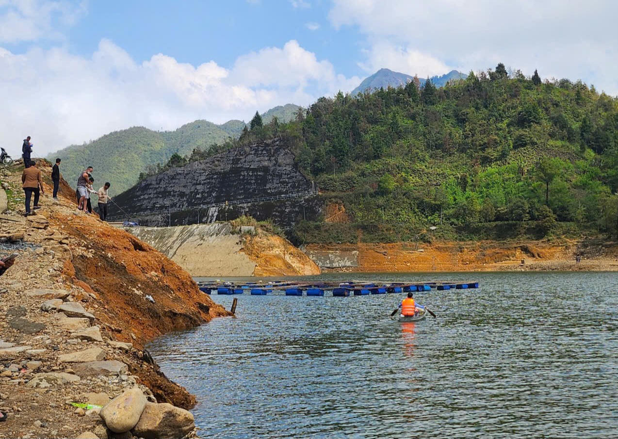 Công tác tháo dỡ được tiến hành khẩn trương để đảm bảo theo đúng thời gian quy định.