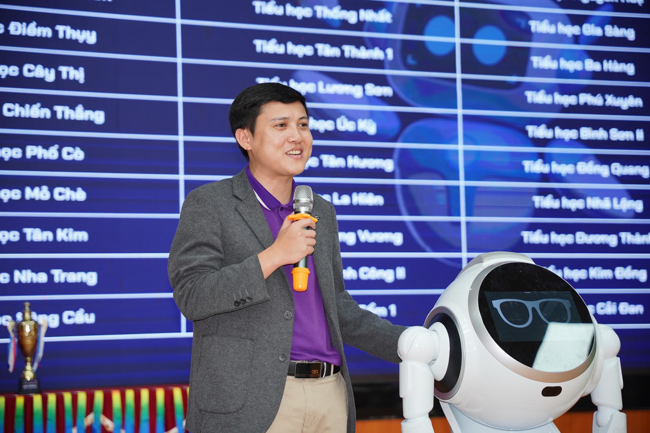 Ông Lê Văn Trí - Giám đốc Learn to Leap nhấn mạnh, điều quan trọng không phải là học sinh lập trình giỏi đến đâu, mà là các em có cơ hội được tiếp xúc với công nghệ một cách liên tục và có hệ thống.