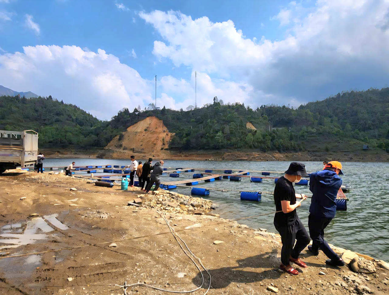 Đồng thời, địa phương tăng cường kiểm tra, giám sát, kiên quyết xử lý các trường hợp không chấp hành hoặc tái lấn chiếm mặt nước trái phép.