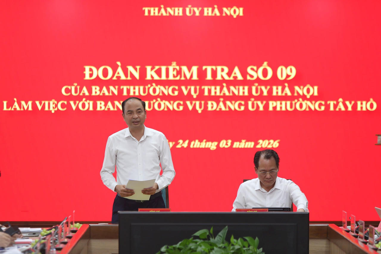 Tại buổi làm việc, Bí thư Đảng ủy, Chủ tịch HĐND phường Tây Hồ Nguyễn Đình Khuyến báo cáo kết quả phường Tây Hồ đạt được trong thời gian qua.