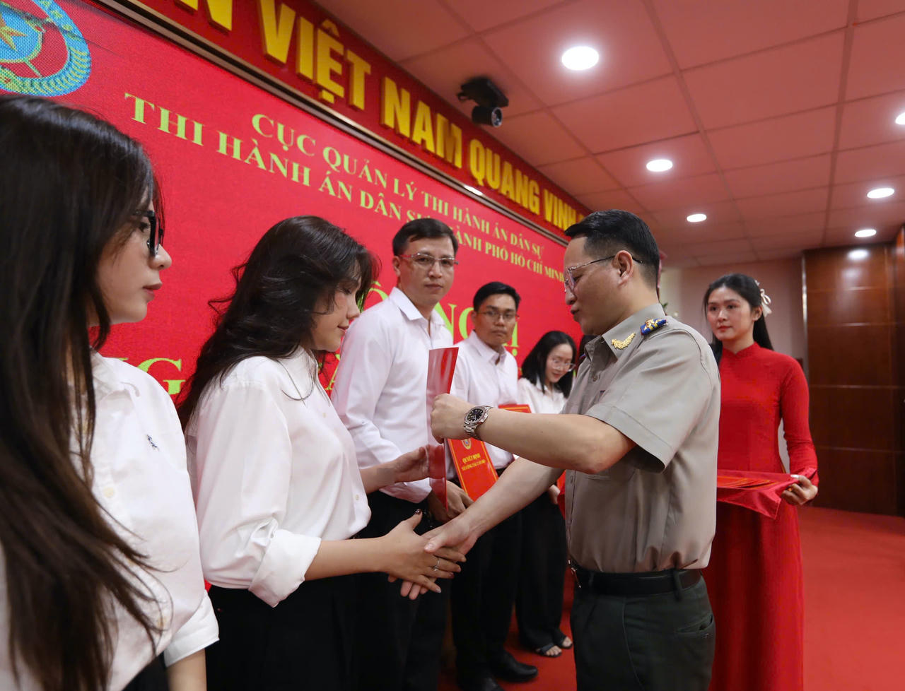 Thi hành án dân sự TP HCM công bố và trao các quyết định về công tác cán bộ