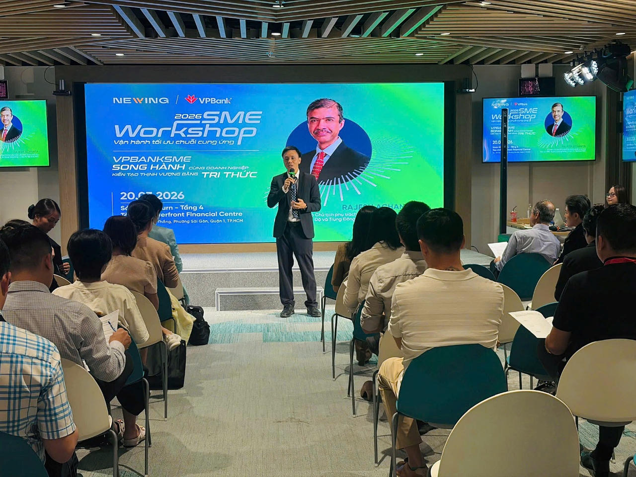 Ông Đào Gia Hưng, Giám đốc Khối VPBank SME cho biết, ngân hàng đồng hành hỗ trợ doanh nghiệp không chỉ bằng vốn mà bằng tri thức