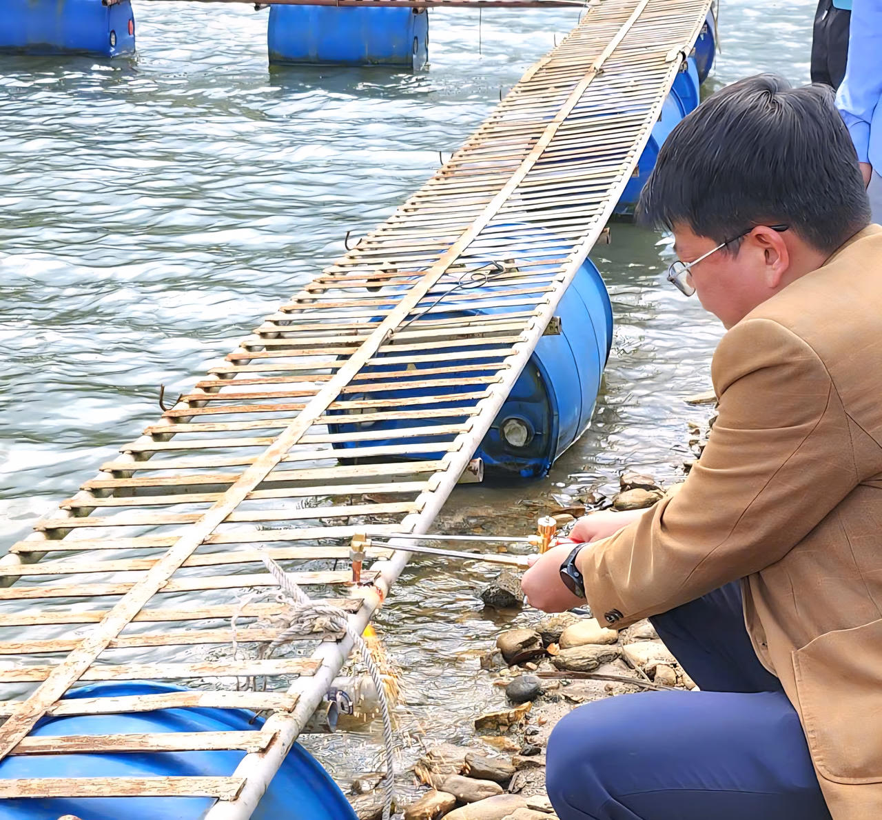 Tiến hành tháo dỡ lồng bè trên hồ Séo Mý Tỷ