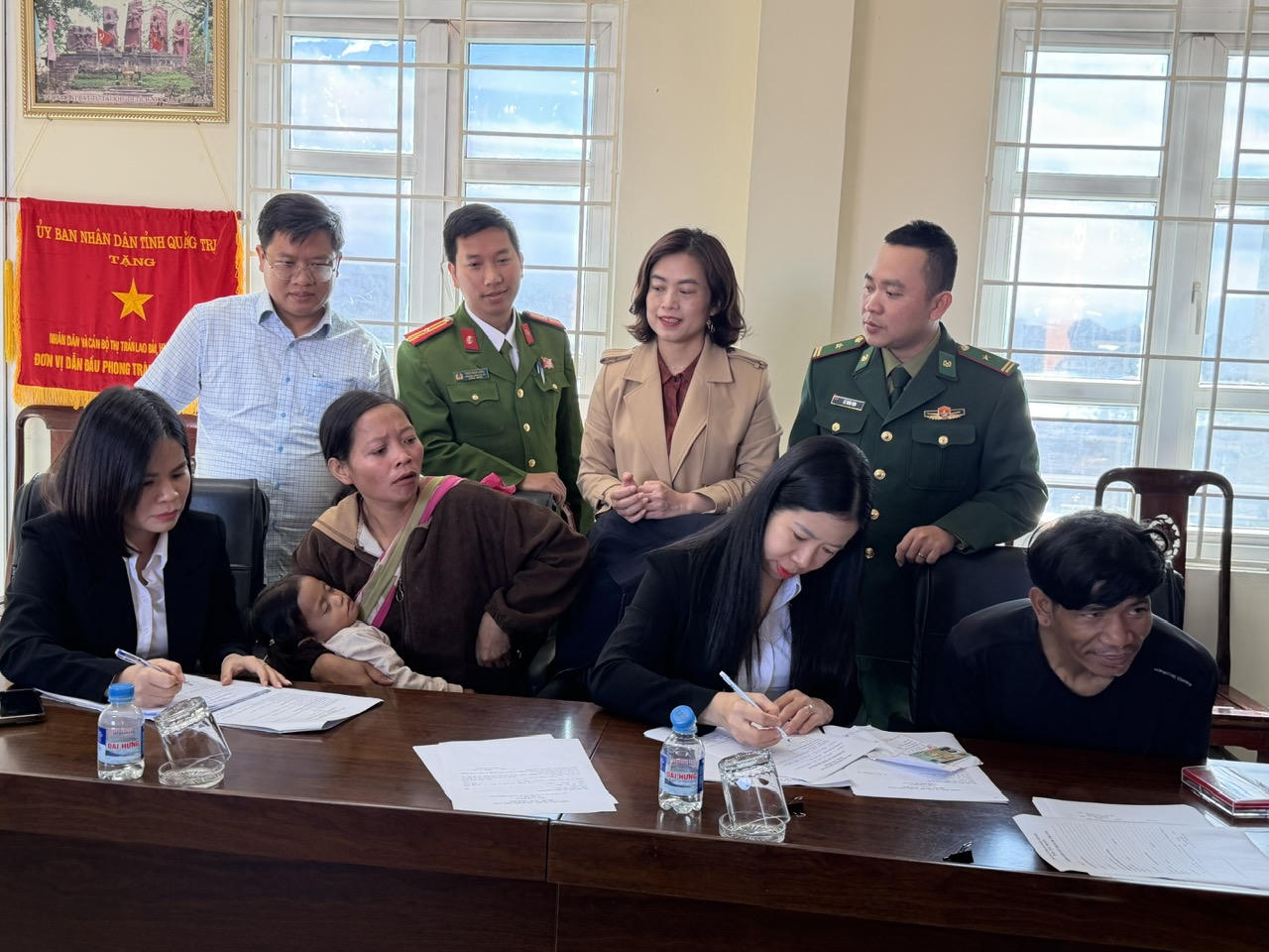 Sự vào cuộc của các lực lượng tại cơ sở đã giúp nhiều trẻ em vùng biên được đăng ký khai sinh, bảo đảm quyền lợi chính đáng ngay từ khi chào đời.