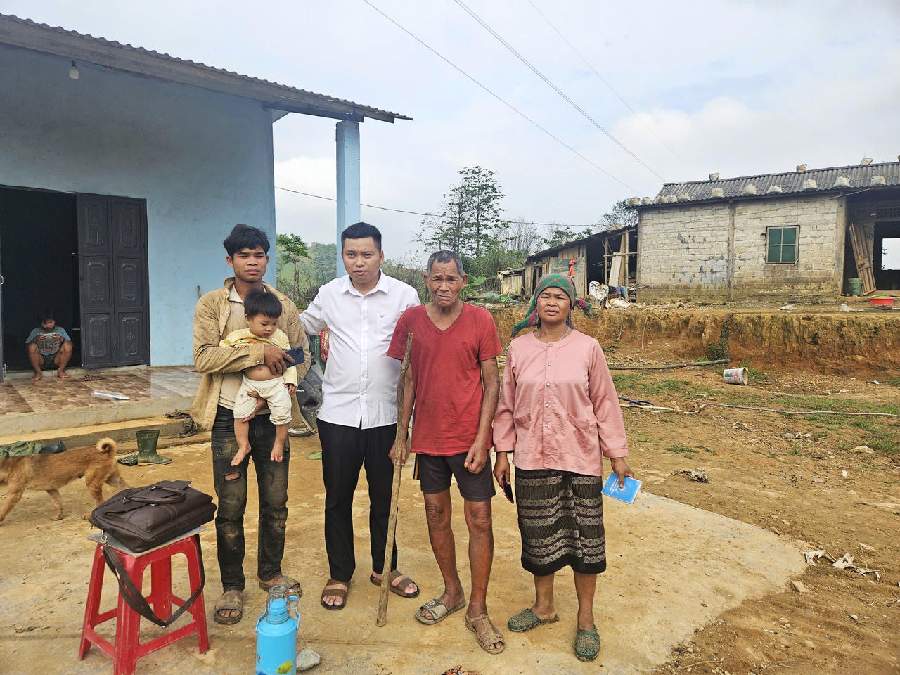 Vượt quãng đường 25 km, cán bộ trợ giúp pháp lý đến tận nhà hỗ trợ gia đình anh Hồ Văn Chung hoàn thiện thủ tục đăng ký khai sinh cho trẻ.
