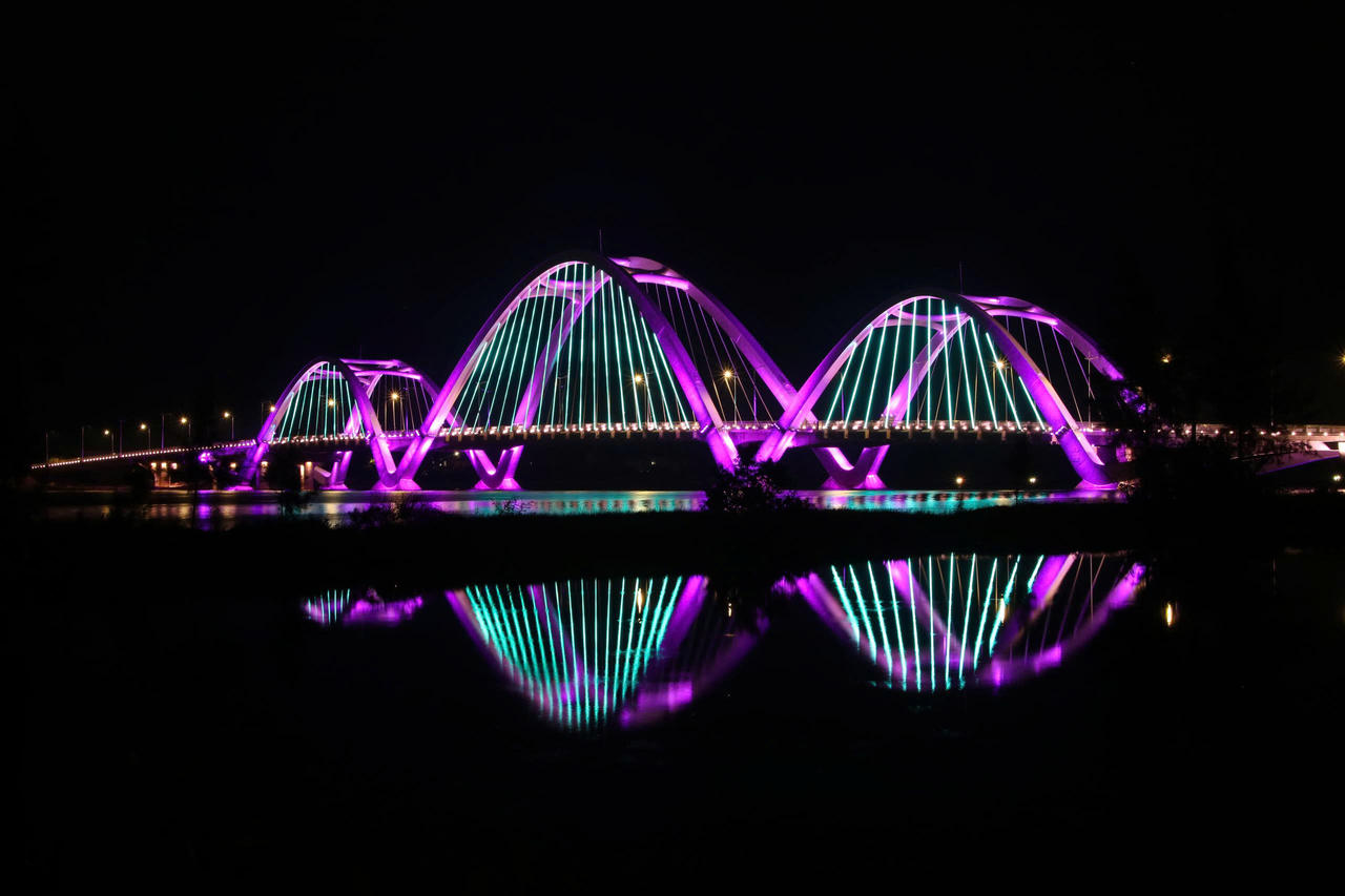 Cầu Nhật Lệ 3 rực rỡ về đêm, song để phát huy hiệu quả, dự án cần sớm hoàn thiện tuyến đường dẫn phía Bắc.