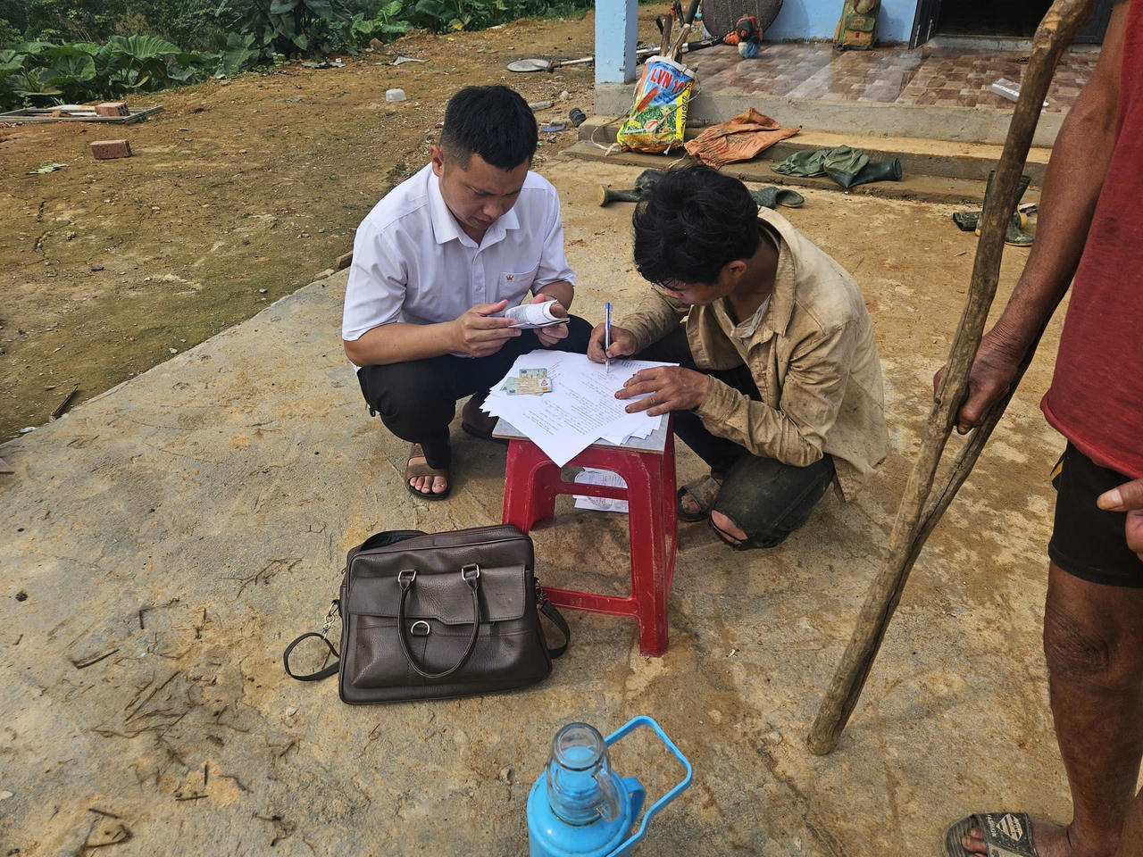 Cán bộ trợ giúp pháp lý trực tiếp xuống tận nhà, hướng dẫn người dân hoàn thiện hồ sơ đăng ký khai sinh cho trường hợp khó, vướng mắc về giấy tờ.