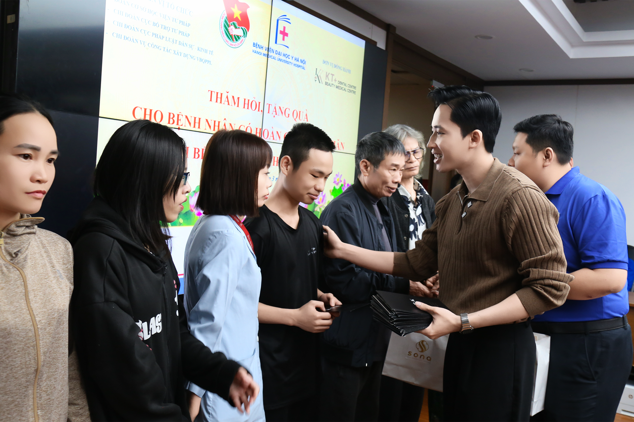 Đại diện KT Dental trao tận tay những phần quà hỗ trợ, tiếp thêm nguồn động viên cho các bệnh nhân trong quá trình điều trị.