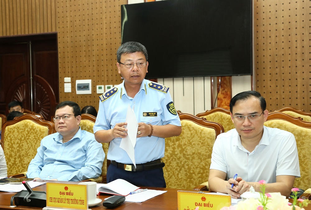 Đại diện&nbsp;Chi cục Quản lý thị trường phát biểu thảo luận tại cuộc họp.