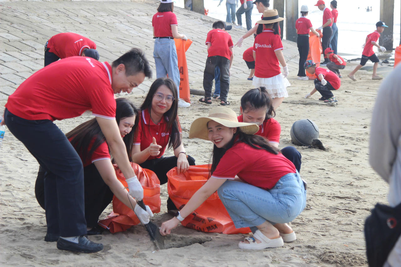 Cán bộ, nhân viên SeABank làm sạch bãi biển.