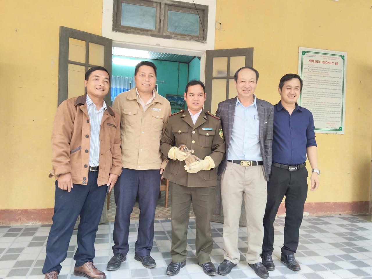 Huế: Phát hiện cu li nhỏ quý hiếm “lạc” vào trường học