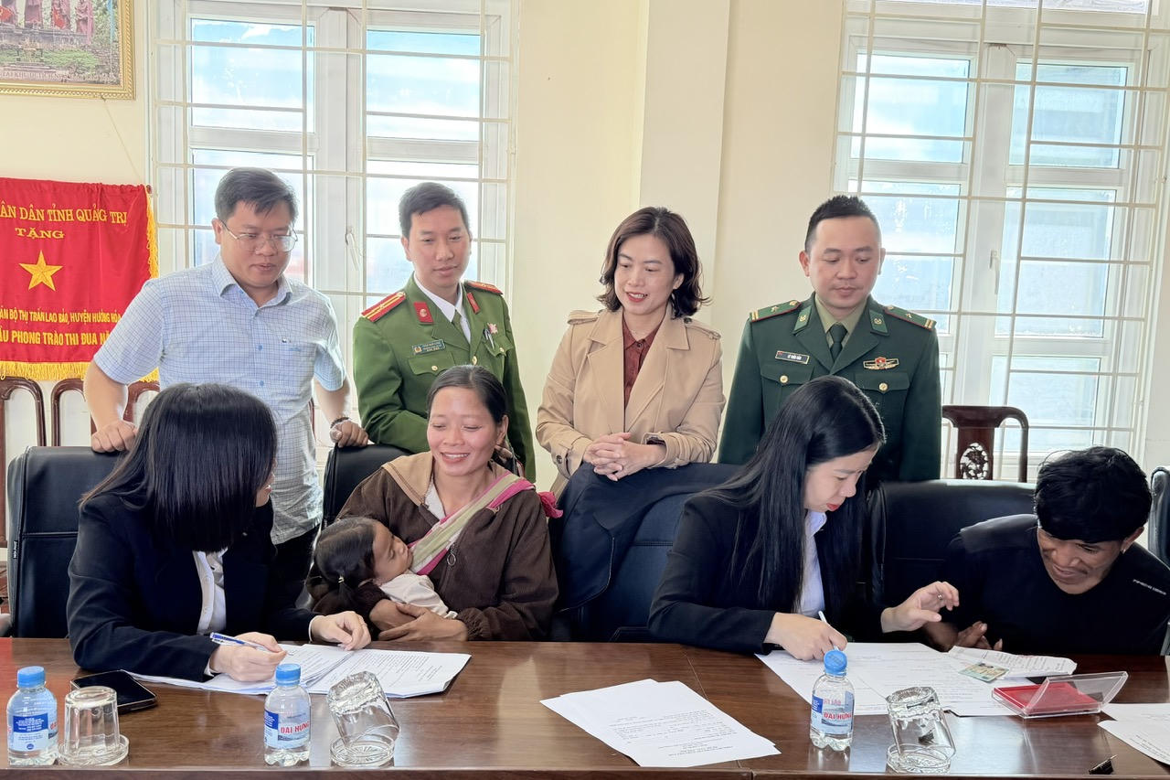 Nhiều trẻ em vùng biên Quảng Trị được hỗ trợ hoàn thiện thủ tục đăng ký khai sinh với sự phối hợp của các lực lượng tại cơ sở.