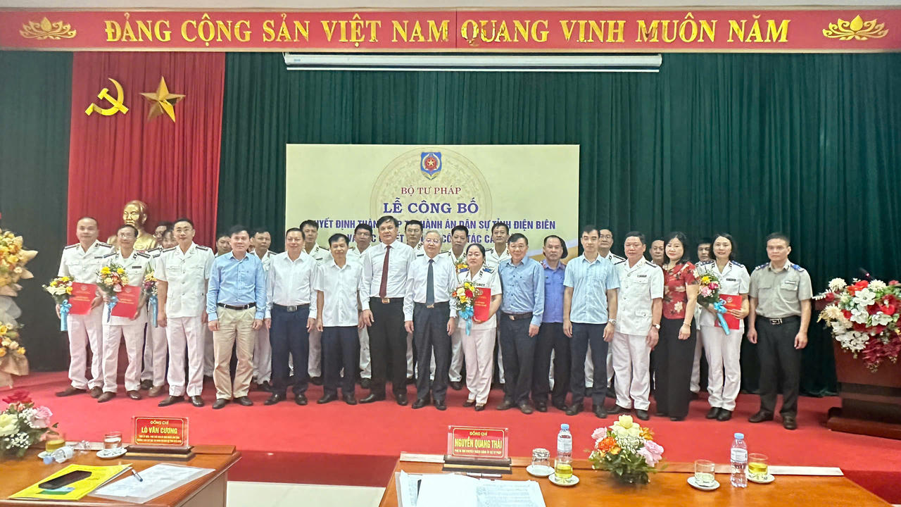 Ông Nguyễn Quang Thái - Phó Bí thư Đảng ủy&nbsp;Bộ Tư pháp và Phó Chủ tịch thường trực UBND tỉnh Điện Biên Lò Văn Cương trao quyết định thành lập THADS tỉnh Điện Biên.