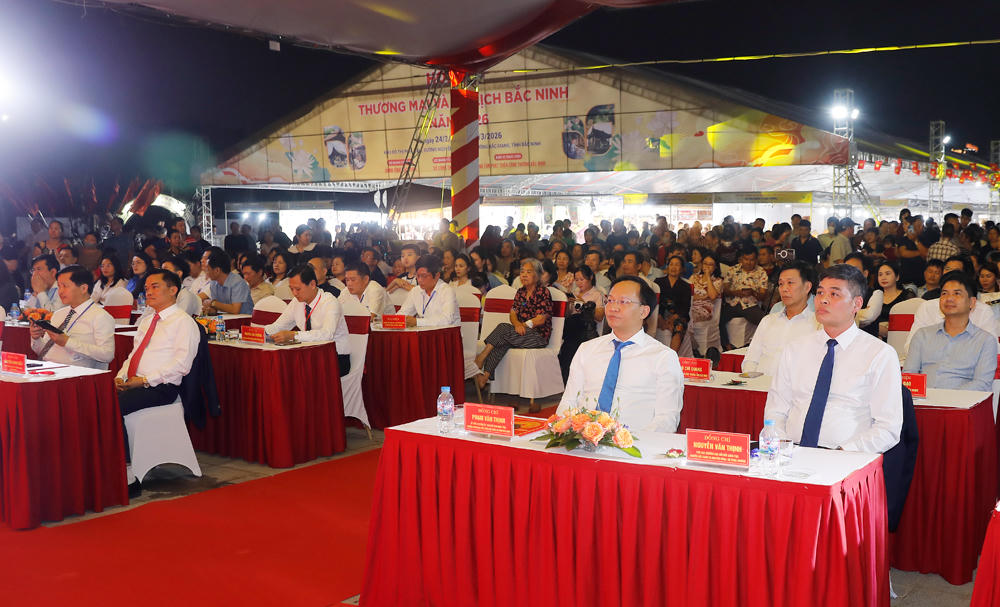 Các đại biểu tham dự hội chợ.