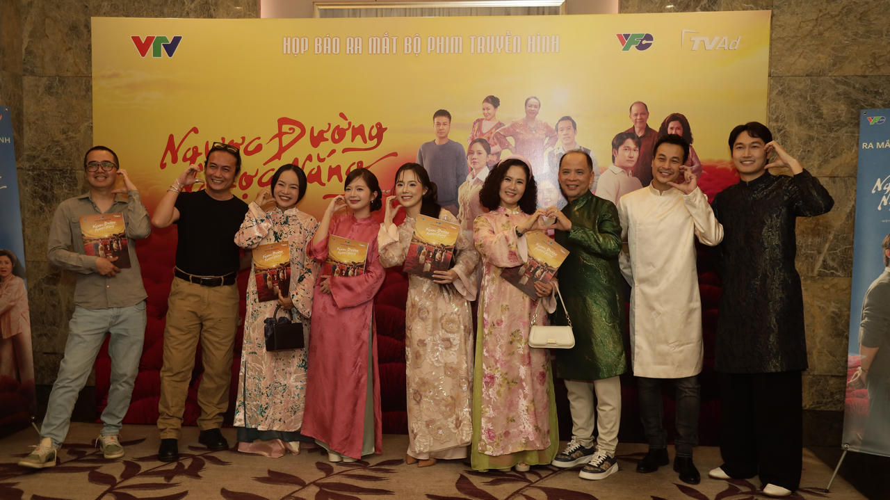 Đoàn làm phim và các nghệ sĩ tham gia bộ phim " Ngược đường, ngược nắng" (ảnh VFC).