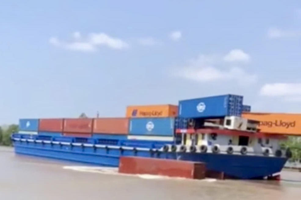 Hình ảnh sà lan làm rơi container rơi xuống kênh Chợ Gạo.