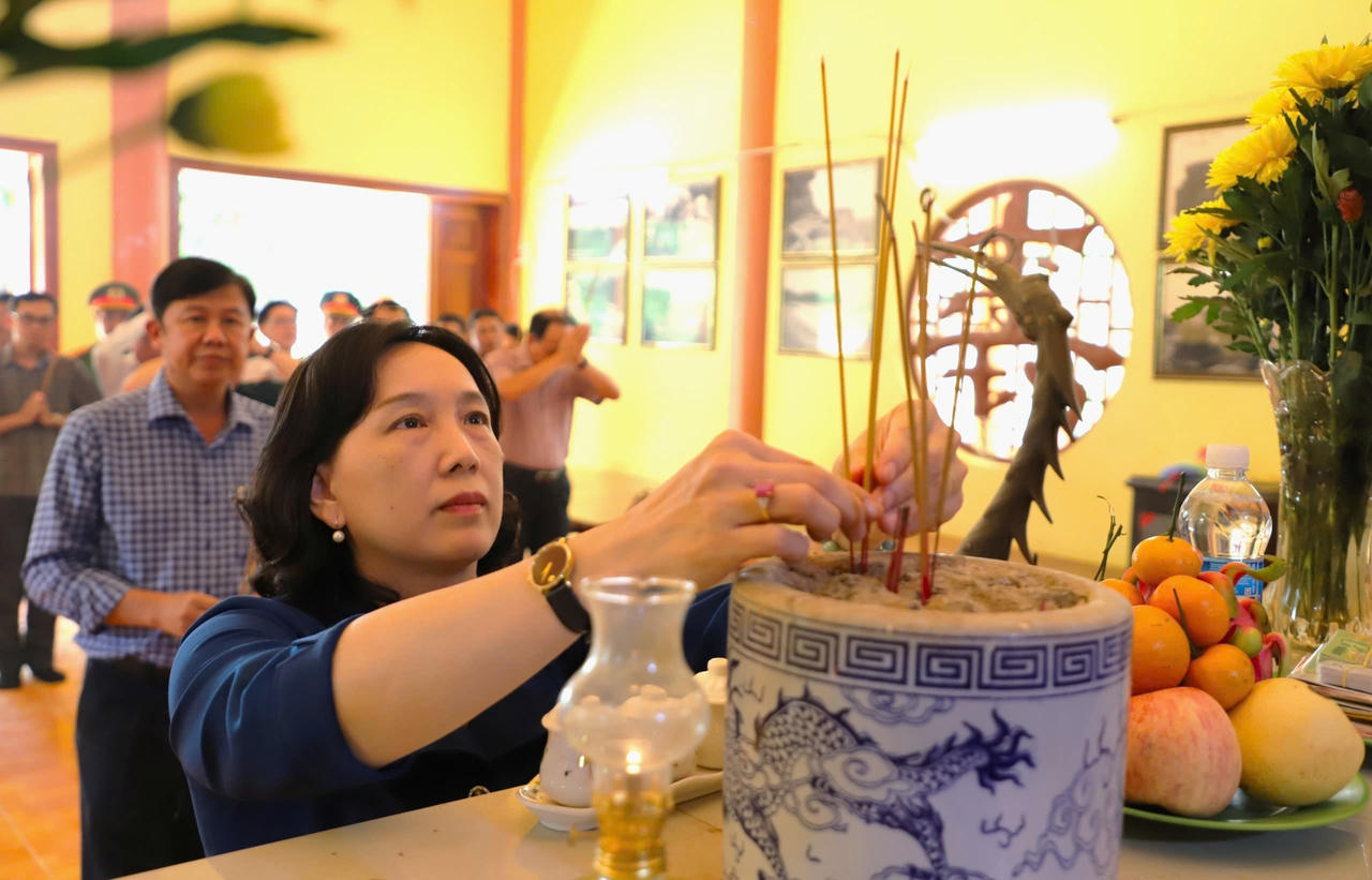 Phó Chủ tịch UBND tỉnh An Giang Nguyễn Thị Minh Thúy cùng đoàn công tác đến viếng và dâng hương tại Đền Thổ Châu.