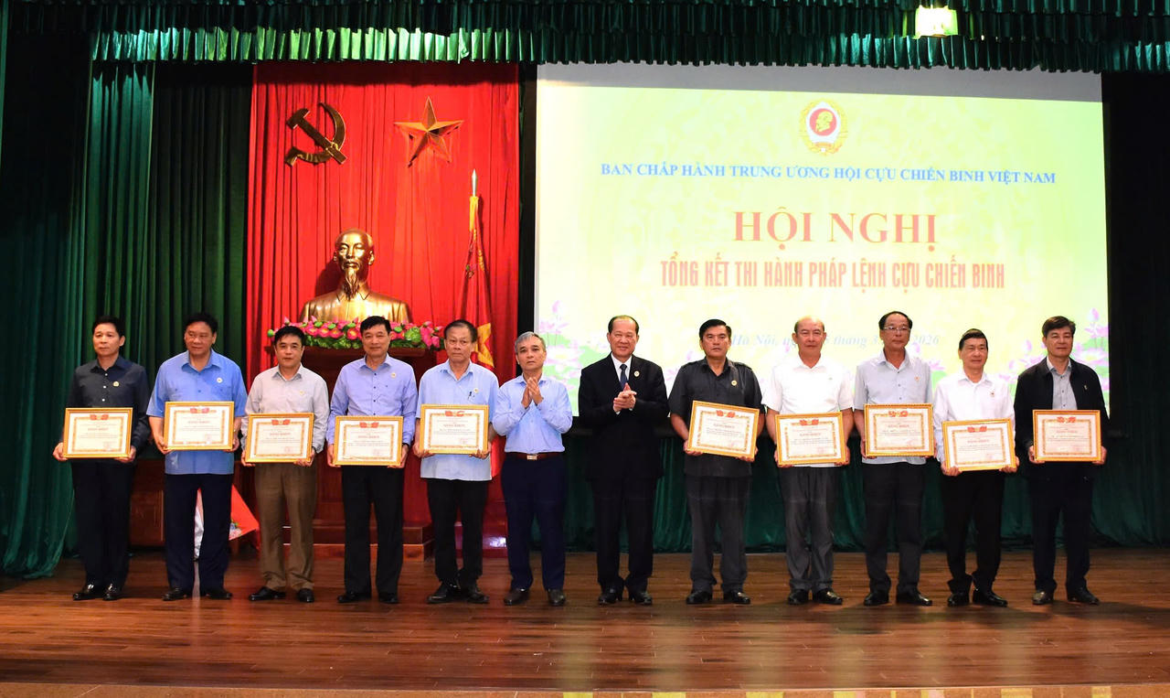 Thượng tướng Bế Xuân Trường và Thượng tướng Phạm Hồng Hương trao Bằng khen cho các tập thể có thành tích xuất sắc trong việc thực hiện Pháp lệnh Cựu chiến binh giai đoạn từ năm 2005 - 2025.