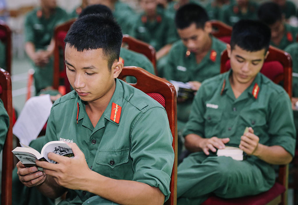 Các chiến sỹ vùng 5 Hải quân hào hứng đọc những cuốn sách quý từ Hành trình Từ Trái Tim.