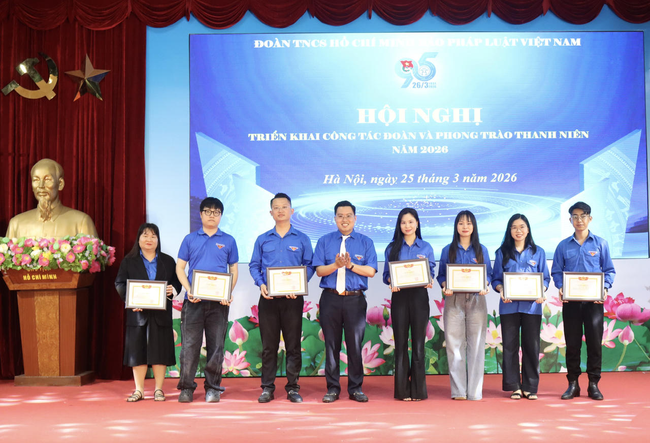  Bí thư Đoàn Báo Pháp luật Việt Nam Trần Đức Anh trao giấy khen cho các cá nhân&nbsp;các cá nhân có thành tích xuất sắc trong năm 2025