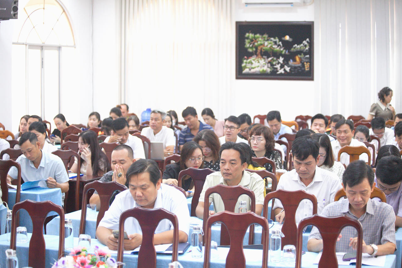 Đại biểu,&nbsp;phóng viên, biên tập viên Báo và Phát thanh, Truyền hình Cà Mau cùng các cơ quan báo chí Trung ương tham dự Hội nghị tập huấn.