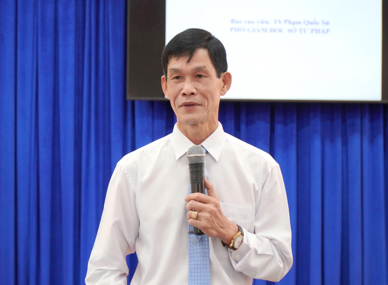 Báo cáo viên TS. Phạm Quốc Sử - Phó Giám đốc Sở Tư pháp Cà Mau, triển khai các chuyên đề trọng tâm về kỹ năng truyền thông chính sách đối với dự thảo văn bản quy phạm pháp luật.