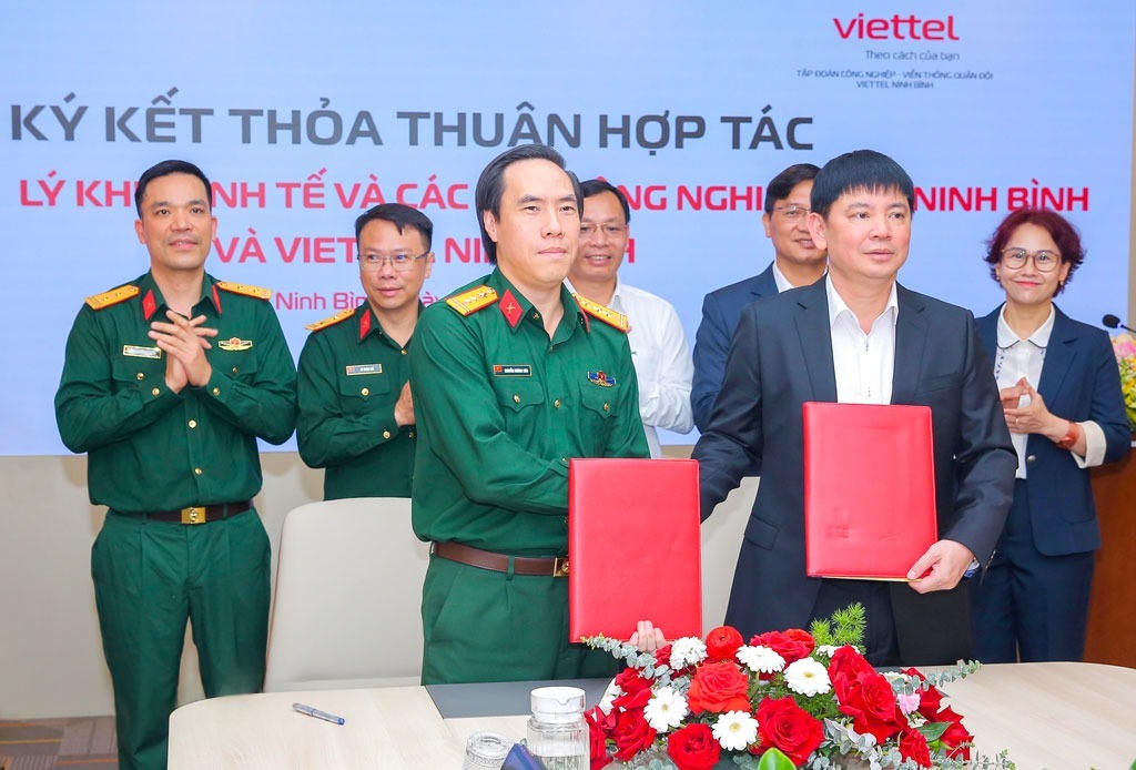 Ban Quản lý Khu kinh tế và các khu công nghiệp tỉnh Ninh Bình và Viettel Ninh Bình ký kết hợp tác. (Ảnh: Nguyễn Thơm)