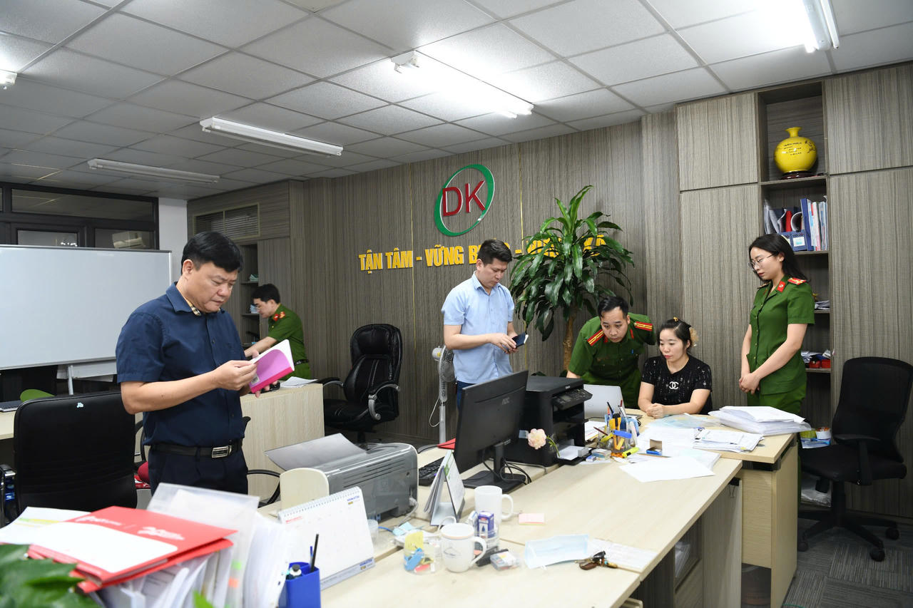 Quá trình khám xét, lực lượng Công an đã thu giữ nhiều tài liệu, sổ sách kế toán, giấy tờ liên quan đến giao dịch nhà đất cùng nhiều tang vật phục vụ điều tra. Ảnh: Công an tỉnh Phú Thọ