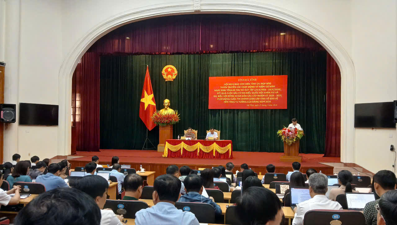 Ông Hà Văn Hùng - Trưởng ban Tuyên giáo và Dân vận Tỉnh ủy Hà Tĩnh và Giám đốc Sở VH-TT&DL Nguyễn Viết Trường chủ trì hội nghị.