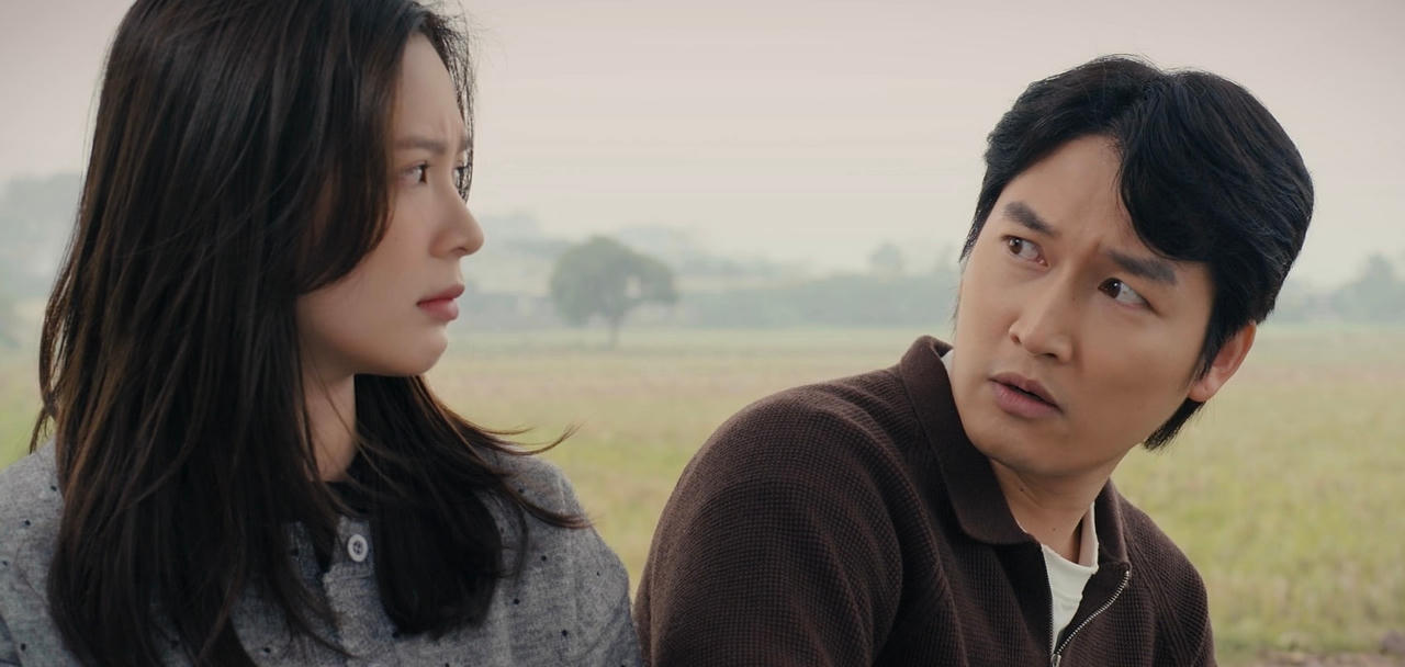 Vợ chồng Ngọc Huyền - Đình Tú đảm nhận hai vai chính Mai và Trung (ảnh trong phim).