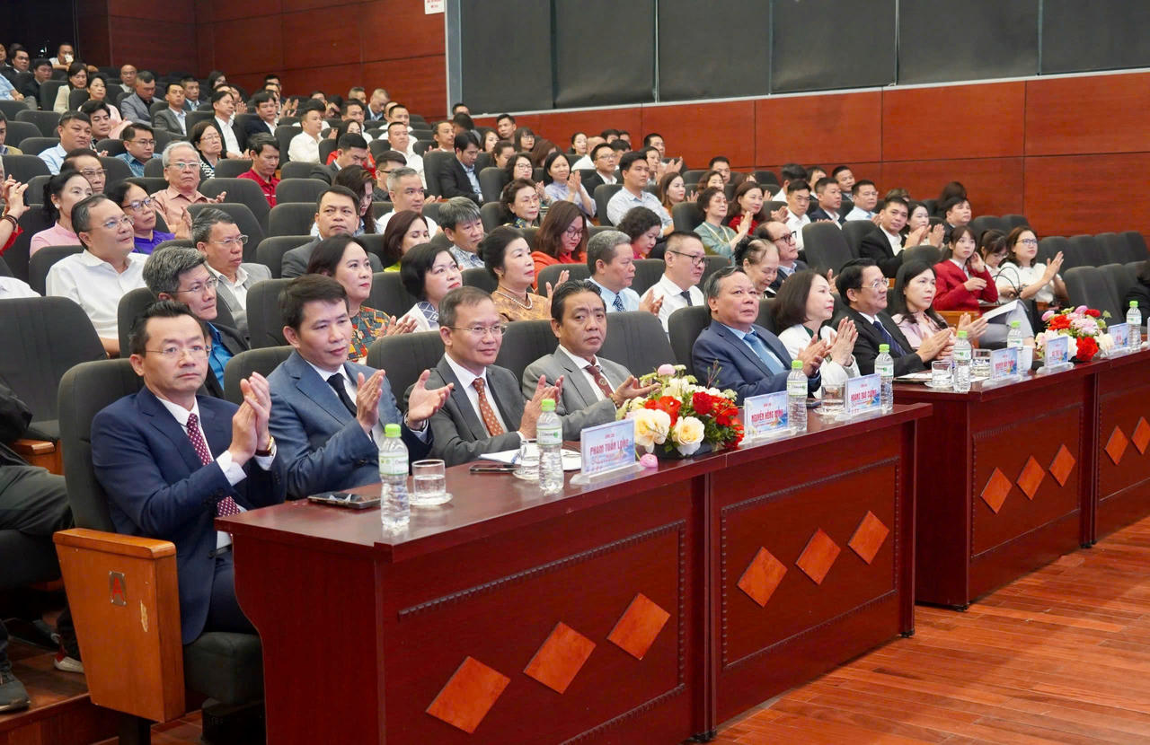 Các đại biểu dự buổi lễ.