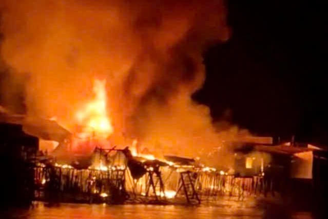 Ngọn lửa bùng phát dữ dội lúc đêm khuya tại hiện trường xảy ra vụ cháy. (Ảnh: Thiên Bảo)