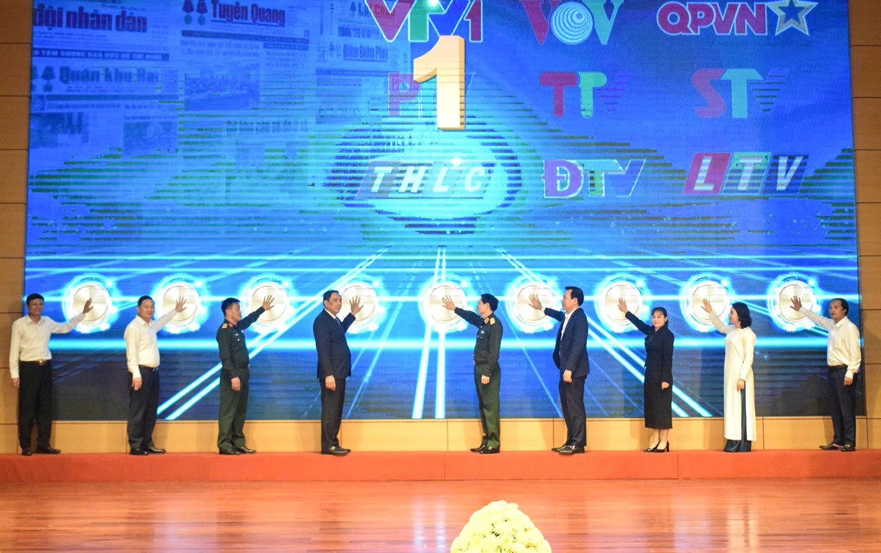 Lãnh đạo Quân khu 2, lãnh đạo tỉnh Lào Cai và đại diện các tỉnh thành viên thực hiện nghi thức khởi động chiến dịch cao điểm tuyên truyền kỷ niệm 80 năm Ngày truyền thống Lực lượng vũ trang Quân khu