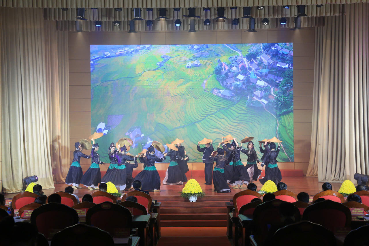 Văn nghệ chào mừng.