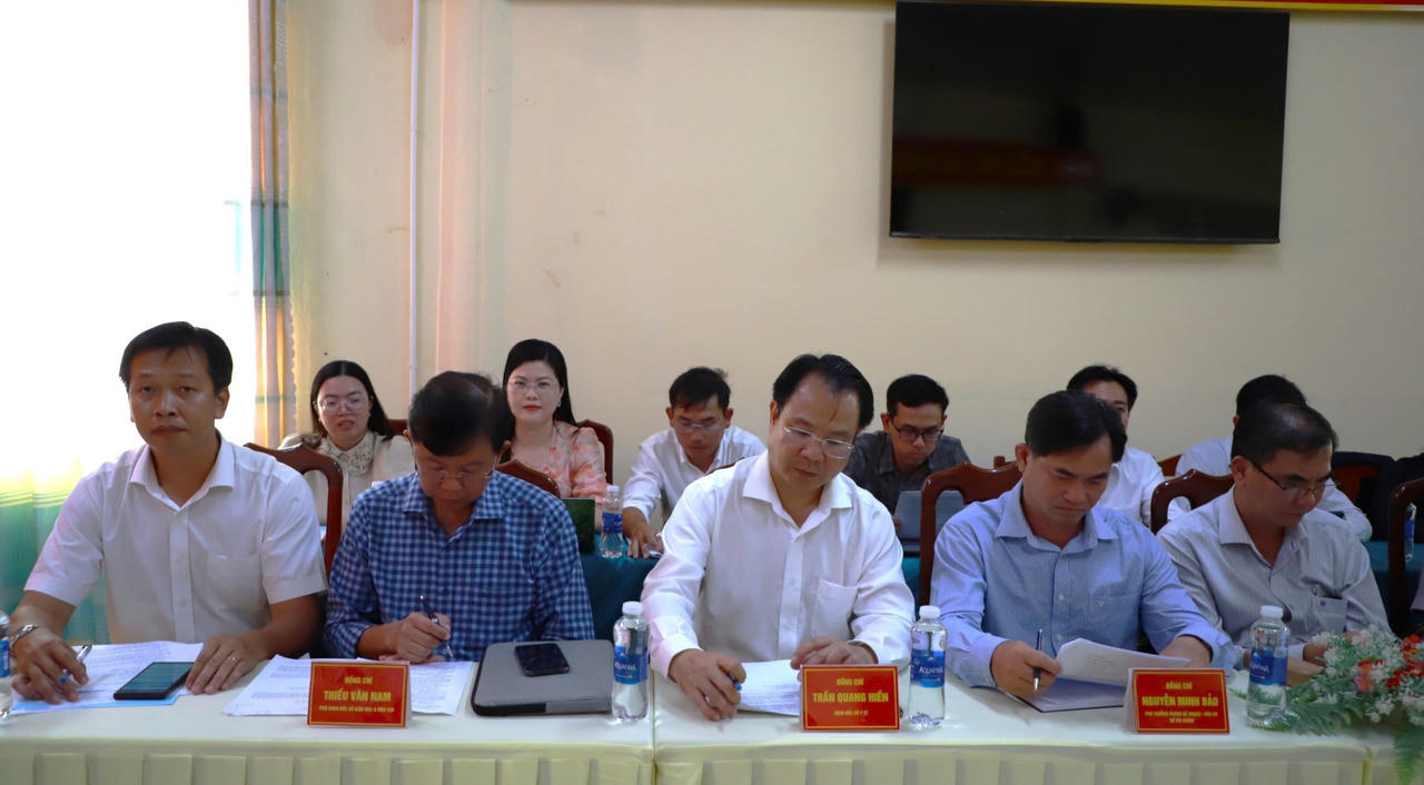 Đại biểu tham dự buổi làm việc.