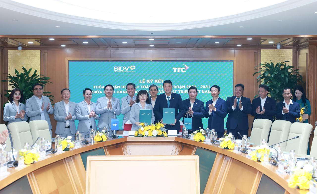 Ông Lê Ngọc Lâm (Tổng Giám đốc BIDV) và bà Huỳnh Bích Ngọc (Phó Chủ tịch thường trực, Tổng Giám đốc TTC) đại diện hai đơn vị ký kết thỏa thuận hợp tác