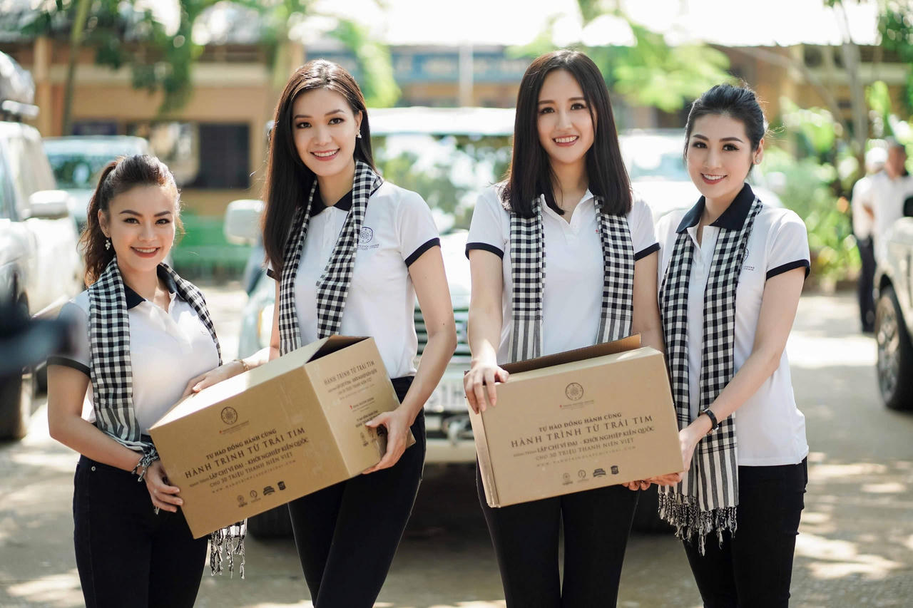 Hành trình Từ Trái Tim với những hoạt động ý nghĩa tại những điểm trường xa xôi, những vùng biên giới hẻo lánh và khắp cả nước để trao tận tay các học sinh, sinh viên những cuốn sách quý đã tạo nên hiệu ứng lan tỏa mạnh mẽ trong cộng đồng.&nbsp;